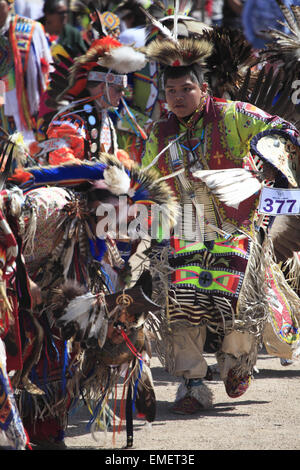 Danseurs danser à grande entrée de la nation Tohono O'odham Wa annuel:k pow wow à San Xavier del Bac Mission, Tucson, Arizona, USA Banque D'Images