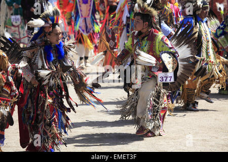 Danseurs danser à grande entrée de la nation Tohono O'odham Wa annuel:k pow wow à San Xavier del Bac Mission, Tucson, Arizona, USA Banque D'Images