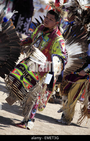 Danseurs danser à grande entrée de la nation Tohono O'odham Wa annuel:k pow wow à San Xavier del Bac Mission, Tucson, Arizona, USA Banque D'Images