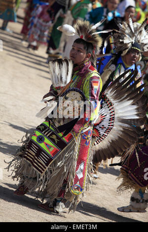 Danseurs danser à grande entrée de la nation Tohono O'odham Wa annuel:k pow wow à San Xavier del Bac Mission, Tucson, Arizona, USA Banque D'Images