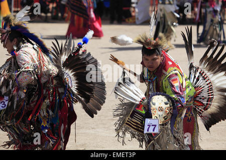 Danseurs danser à grande entrée de la nation Tohono O'odham Wa annuel:k pow wow à San Xavier del Bac Mission, Tucson, Arizona, USA Banque D'Images