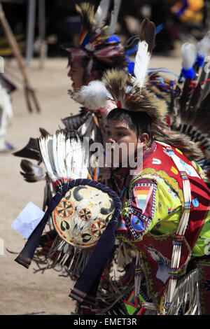 Danseurs danser à grande entrée de la nation Tohono O'odham Wa annuel:k pow wow à San Xavier del Bac Mission, Tucson, Arizona, USA Banque D'Images