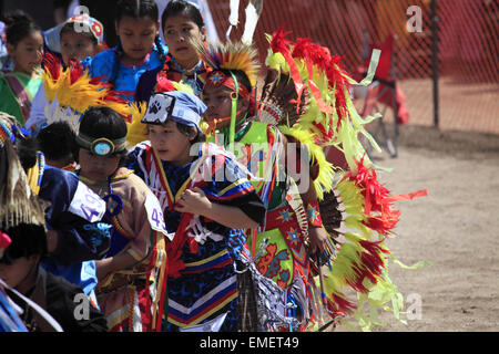 Danseurs danser à grande entrée de la nation Tohono O'odham Wa annuel:k pow wow à San Xavier del Bac Mission, Tucson, Arizona, USA Banque D'Images