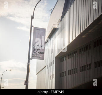 Une bannière annonçant le Whitney Museum of American Art sur West Street et au terminus de la ligne haute Park dans le Meatpacking District à New York, le Vendredi, Avril 17, 2015. Le quartier est sur le point d'obtenir encore plus trendy quand le musée ouvre le 1er mai. L'édifice Whitney est l'hôte d'une fête de quartier le 2 mai pour accueillir le public. (© Richard B. Levine) Banque D'Images