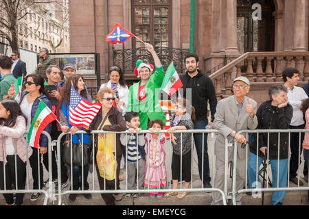 Ligne spectateurs Madison Avenue à la 12e édition du défilé Persique dimanche à New York, le 19 avril 2015. Le défilé célèbre Norouz, le Nouvel An en langue farsi. La maison de vacances symbolise la purification de l'âme et remonte à la période pré-islamique la religion du Zoroastrisme. (© Richard B. Levine) Banque D'Images