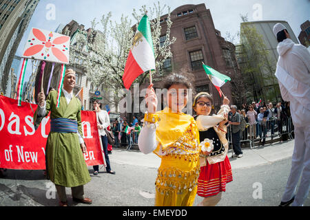 Iranian-Americans et partisans à la 12e édition du défilé de Perse sur Madison Avenue. dimanche à New York, le 19 avril 2015. Le défilé célèbre Norouz, le Nouvel An en langue farsi. La maison de vacances symbolise la purification de l'âme et remonte à la période pré-islamique la religion du Zoroastrisme. (© Richard B. Levine) Banque D'Images