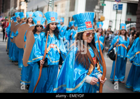 Iranian-Americans et partisans à la 12e édition du défilé de Perse sur Madison Avenue. dimanche à New York, le 19 avril 2015. Le défilé célèbre Norouz, le Nouvel An en langue farsi. La maison de vacances symbolise la purification de l'âme et remonte à la période pré-islamique la religion du Zoroastrisme. (© Richard B. Levine) Banque D'Images