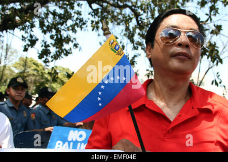 Manille, Philippines. Apr 20, 2015. Un homme tenant un drapeau vénézuélien qui protestaient en avant de l'ambassade des États-Unis à Roxas Boulevard à Manille. Air manifestants leurs sentiments contre les sanctions américaines imposées au cours de la prise de fonction, le Venezuela, et le début de l'exercices Balikatan entre les militaires américains et philippins. Crédit : J Gerard Seguia/Pacific Press/Alamy Live News Banque D'Images