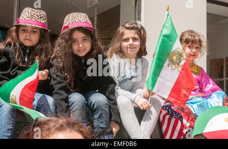 Ligne spectateurs Madison Avenue à la 12e édition du défilé Persique dimanche à New York, le 19 avril 2015. Le défilé célèbre Norouz, le Nouvel An en langue farsi. La maison de vacances symbolise la purification de l'âme et remonte à la période pré-islamique la religion du Zoroastrisme. (© Richard B. Levine) Banque D'Images