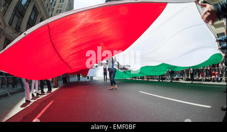 Iranian-Americans et partisans de mars avec un immense drapeau iranien dans la 12e édition du défilé de Perse sur Madison Avenue. dimanche à New York, le 19 avril 2015. Le défilé célèbre Norouz, le Nouvel An en langue farsi. La maison de vacances symbolise la purification de l'âme et remonte à la période pré-islamique la religion du Zoroastrisme. (© Richard B. Levine) Banque D'Images