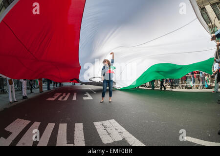 Iranian-Americans et partisans de mars avec un immense drapeau iranien dans la 12e édition du défilé de Perse sur Madison Avenue. dimanche à New York, le 19 avril 2015. Le défilé célèbre Norouz, le Nouvel An en langue farsi. La maison de vacances symbolise la purification de l'âme et remonte à la période pré-islamique la religion du Zoroastrisme. (© Richard B. Levine) Banque D'Images