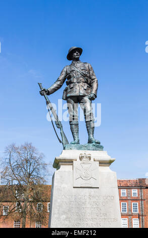 Statue en bronze d'un soldat Tommy, un rifleman du King's Royal Rifle corps près de la cathédrale de Winchester, Winchester, Hampshire, Royaume-Uni Banque D'Images