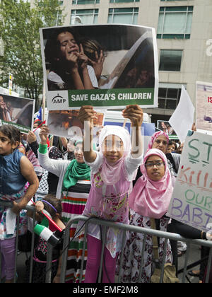 Pro-Palestinian protester contre Columbus Circle à New York pour protester contre les attaques israéliennes contre Gaza, le 1 août 2014. Banque D'Images