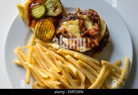 Bacon cheeseburger avec frites Banque D'Images