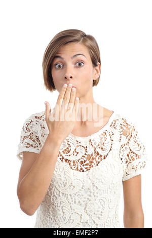 Femme en difficulté gesturing oops avec une main sur la bouche isolé sur fond blanc Banque D'Images