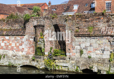 Portes en fer forgé dans les portes dans un vieux mur de briques en face de la rivière Itchen, Winchester, Hampshire, Royaume-Uni Banque D'Images