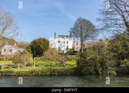 Le premier : l'immobilier résidentiel, grande et belle propriété maison de ville blanc imposant sur la rivière Itchen, Winchester, Hampshire, Angleterre du sud Banque D'Images