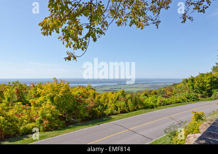 Couleurs d'automne près d'Ottawa river valley à sunny day Banque D'Images