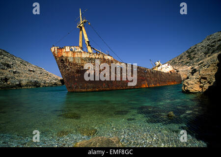 Grèce, Îles Cyclades, Amorgos, Ormos Liveros, épave de navire Banque D'Images