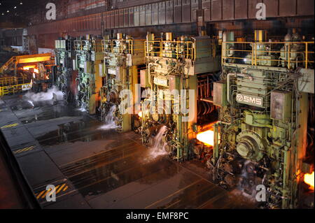 Shanghai. Apr 15, 2015. Photo prise le 15 avril 2015 montre des équipements de refroidissement en acier leader sur le groupe sidérurgiste Baogang He à Shanghai, à l'est de la Chine. En raison de la capacité de production d'acier de haute qualité avec l'automobile de la Chine, Baosteel Group est devenu l'un des plus grands fournisseurs de matériel léger de l'automobile dans le monde. © Weng Zhicheng/Xinhua/Alamy Live News Banque D'Images