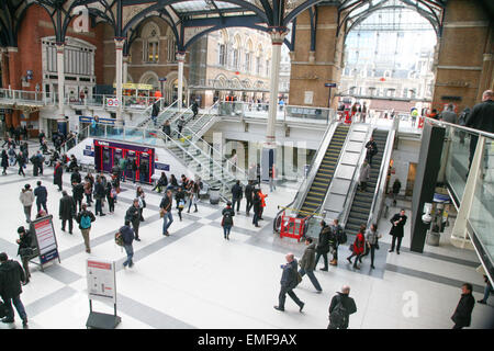 Scène à la gare de Liverpool Street, avec les navetteurs réguliers, Londres, Angleterre Banque D'Images