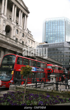 Les bus à impériale au Royal Exchange, Londres, Angleterre. Banque D'Images