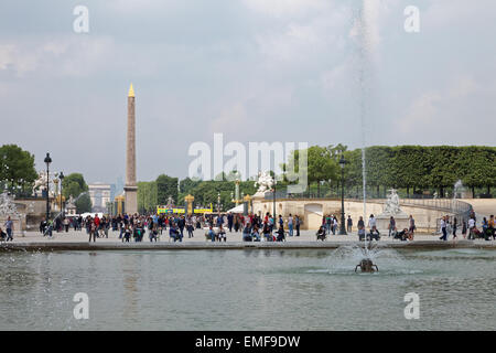 Luxor Obelisk Obélisque de Louxor Paris France et l'Arc de Triomphe Banque D'Images