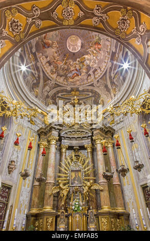 Trnava - La fresque en coupole avec le couronnement de la Vierge Marie par A. Hess comme le motif central dans l'église Saint-Nicolas Banque D'Images