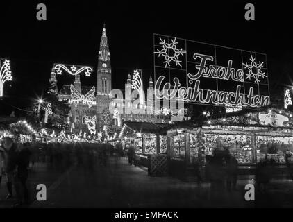 Vienne, Autriche - 17 décembre 2014 : La façade de l'hôtel de ville et de décoration de Noël. Banque D'Images