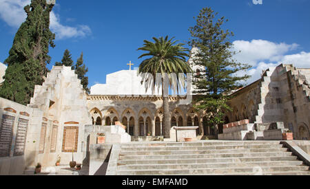 Jérusalem, Israël - 3 mars 2015 : Le corridor gothique d'atrium à l'Église du Pater Noster, sur le Mont des Oliviers. Banque D'Images