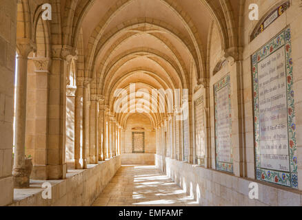 Jérusalem, Israël - 3 mars 2015 : Le corridor gothique d'atrium à l'Église du Pater Noster, sur le Mont des Oliviers. Banque D'Images