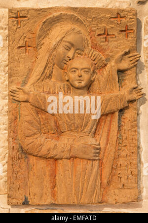 Bethléem, Israël - 6 mars 2015 : La Vierge à l'enfant. Le relief en terre cuite dans 'Milk' Grotte chapelle par artiste P. A. Banque D'Images