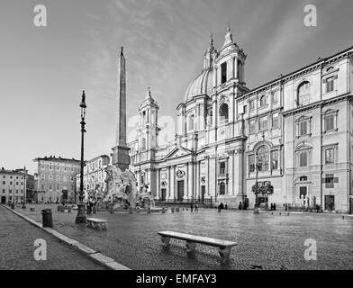 ROME, ITALIE - 27 mars 2015 : Piazza Navona en matin et Fontana dei Fiumi de Bernini et l'obélisque et église Santa Agnese. Banque D'Images