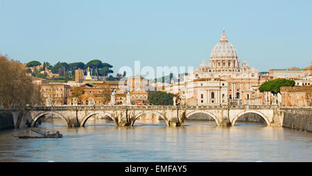 Rome - Pont des Anges et la basilique Saint Pierre au matin Banque D'Images