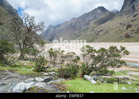 Pérou - regarder à partir de la vallée de la Cordillère des Andes au trek de Santa Cruz. Banque D'Images