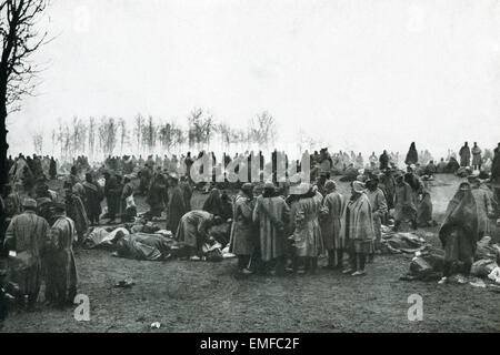 Dans cette photo de la Première Guerre mondiale sont prisonniers de guerre autrichiens qui ont été capturés dans les Carpates, une chaîne de montagnes qui s'étendent à travers l'Europe centrale et orientale. Les Carpates aller à travers la Pologne, la Roumanie, l'Ukraine, la Hongrie, la Slovaquie et la Serbie Banque D'Images