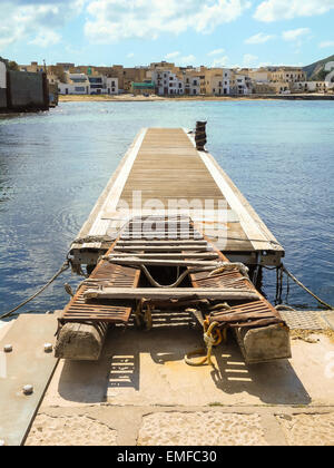 Port de Favignana au début du printemps, Sicile Banque D'Images