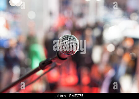 Microphone dans l'accent à l'arrière-plan flou Banque D'Images