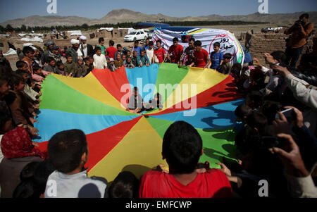 Herat, Afghanistan. Apr 20, 2015. Les enfants déplacés afghans recueillir que les enfants de Mini Mobile pour les enfants du cirque (MMCC) effectuer à un camp de personnes déplacées dans la province de Herat, Afghanistan, le 20 avril 2015. Credit : Ahmad Massoud/Xinhua/Alamy Live News Banque D'Images