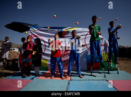 Herat, Afghanistan. Apr 20, 2015. Les enfants afghans de Mini Mobile pour les enfants du cirque (MMCC) effectuer à un camp de personnes déplacées dans la province de Herat, Afghanistan, le 20 avril 2015. Credit : Ahmad Massoud/Xinhua/Alamy Live News Banque D'Images