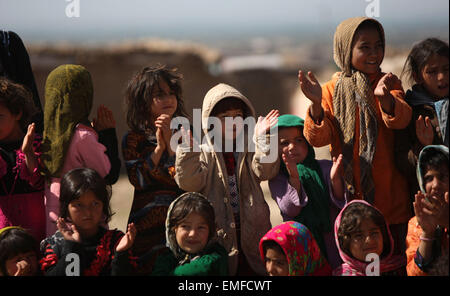 Herat, Afghanistan. Apr 20, 2015. Les enfants déplacés afghans watch circus à un camp de personnes déplacées dans la province de Herat, Afghanistan, le 20 avril 2015. Credit : Ahmad Massoud/Xinhua/Alamy Live News Banque D'Images