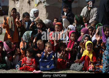 Herat, Afghanistan. Apr 20, 2015. Les enfants déplacés afghans watch circus à un camp de personnes déplacées dans la province de Herat, Afghanistan, le 20 avril 2015. Credit : Ahmad Massoud/Xinhua/Alamy Live News Banque D'Images