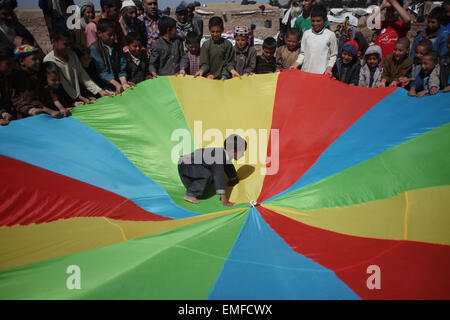 Herat, Afghanistan. Apr 20, 2015. Les enfants déplacés afghans recueillir comme une enfant de cirque Mobile pour les enfants (MMCC) lors d'un camp de personnes déplacées dans la province de Herat, Afghanistan, le 20 avril 2015. Credit : Ahmad Massoud/Xinhua/Alamy Live News Banque D'Images