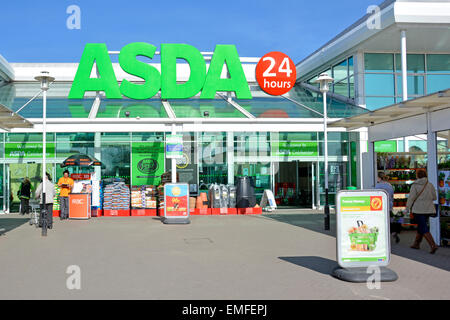 Les clients qui se trouvent à l'entrée principale d'Asda Food & George, supermarché de vêtements, commerces de détail, dont 24 heures, signent Colchester Essex England Banque D'Images