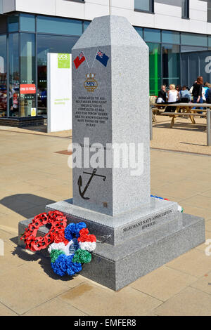 Ipswich waterfront memorial aux marins marchands qui ont perdu la vie en mer Orwell Suffolk Ipswich Waterfront Quay England UK Banque D'Images