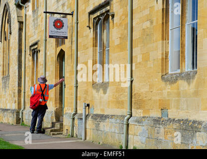 Maisons à livrer du courrier Postman à Chipping Campden, Cotswolds, Gloucestershire, Angleterre, Royaume-Uni Banque D'Images