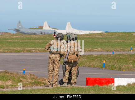 Temps pour un'S70623' comme l'équipage d'un hélicoptère américain Pave Hawk de l'USAF pour préparer un vol opérationnel. 9680 SCO. Banque D'Images