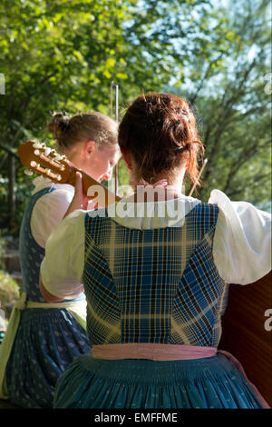 Deux jeunes filles en costumes traditionnels de la lecture de musique, Altaussee, Styrie, Autriche Banque D'Images