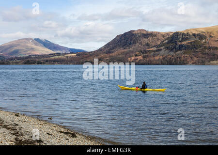 La kayakiste sur Derwent Water avec la vue vers Blencathra Walla Crag Lake District et Cumbria UK Banque D'Images