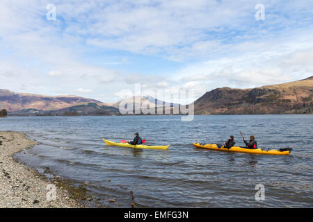 Les kayakistes sur Derwent Water avec la vue vers Blencathra Walla Crag Lake District et Cumbria UK Banque D'Images